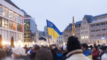 Biesiekierz: Mieszkańcy gminy wyrażają gest jedności z Ukrainą, oklejając pomnik ziemniaka na żółto-niebiesko