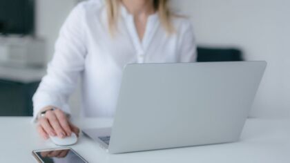 Emocje towarzyszące sesji Rady Miejskiej w Koszalinie: czczenie pamięci byłego prezydenta i debata o podwyżkach