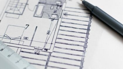 Od niszczejącego budynku do nowoczesnego apartamentowca: zażenowanie mieszkańców Koszalina ulega końcu