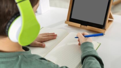 Bezpieczni w sieci: Policja i strażnicy uczą młodzież o zagrożeniach internetowych