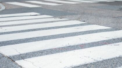 Dzielnicowi uczą dzieci, jak być widocznym i bezpiecznym na drodze