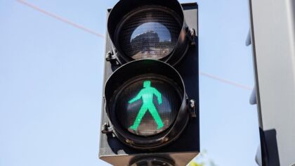 Odblaski: Klucz do bezpieczeństwa w jesienno-zimowej aurze