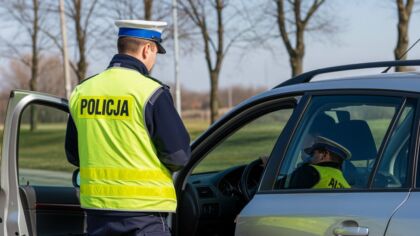 Mgła na drodze: jak bezpiecznie prowadzić w trudnych warunkach