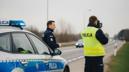 Policja apeluje o ostrożność na drogach w obliczu trudnych warunków pogodowych