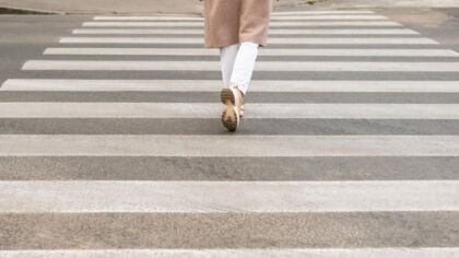 Bezpieczne przejście przez drogę: policjanci uczą dzieci zasad ruchu drogowego